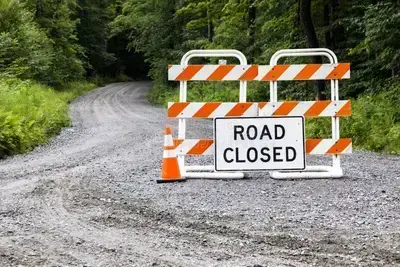 weggeslotentekenbijdelandelijkelandweg126788417medium